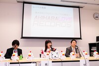 記者会見の様子。左から鈴木勝彦（ライト・ゲージ代表取締役）、桃井はるこ、甲斐顕一（ドワンゴ・エージー・エンタテインメント代表取締役）。