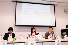 記者会見の様子。左から鈴木勝彦（ライト・ゲージ代表取締役）、桃井はるこ、甲斐顕一（ドワンゴ・エージー・エンタテインメント代表取締役）。