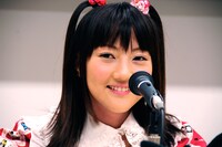 モモーイは2000年に「Mail Me」でCDデビュー。「来年でデビュー10周年なので、その年に区切りとなる素敵なことをやりたいな、と思っています」。