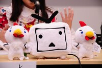 机の上にはニコニコ動画のマスコットが鎮座。