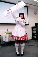 ロリータファッションに身を包んだレーベル主宰者、桃井はるこ。