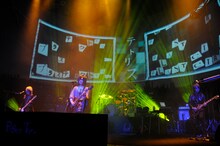 全国ツアー「冬ツアーウツセミ」の最終公演を1月30日にNHKホールで開催したPlastic Tree。夏の日本武道館公演は、ライブ終演後に配布された号外によって明らかになった。