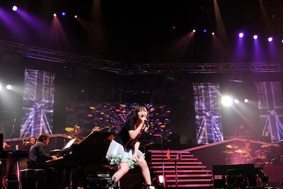 この日のライブでも歌われた1stシングル「約束はいらない」での歌手デビューから、今年で13年目を迎える坂本真綾。これからもアーティストとして力強い作品や華やかなパフォーマンスを届けてくれそうだ。