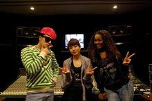 国際色豊かなコラボが実現した「UNIVERSE feat.Crystal Kay&VERBAL(m-flo)」。写真はレコーディング中のオフショット。