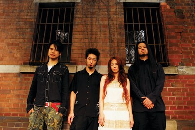 ボーカルのANZA（写真右から2番目）はオフィシャルブログに、「ずっとサポートドラマーとしてそして仲間としてHPPを支えてくれたBATCHを本メンバーとして向かえHPPは大暴れしますのでよろしく～！！！」と頼もしいコメントを寄せている。