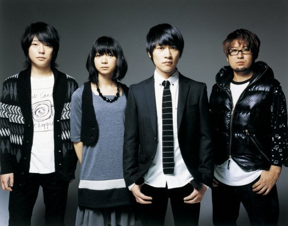 先月リリースされた最新シングル「LOVE MATHEMATICS」とインディーズ音源集「完全版『バンドBについて』」がオリコンチャート上位にランクインし大きな注目集めたBase Ball Bear。映画「鴨川ホルモー」の主題歌「神々LOOKS YOU」のリリースも待たれる。