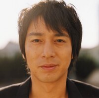 写真はシングル「桜」ジャケット。ハンサムすぎるルックスとは裏腹な偏執的な笑いで多くの人気を獲得している徳井義実が、不気味な笑顔をたたえている。