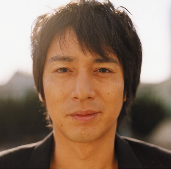 本日女優・夏川結衣との熱愛が報道されたばかりの徳井。「桜」のジャケットではニヒルな笑みを浮かべている。