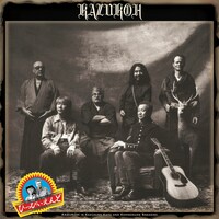 「ひっぴいえんど」通常盤ジャケットにはレコーディングに参加したメンバーも写っているが、ドラマーの林立夫（キャラメルママ、ティン・パン・アレー）はスケジュールの都合で欠席。