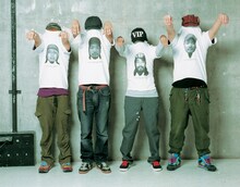 自分の顔を描いたTシャツですっぽりと顔を隠すSPECIAL OTHERSの面々。