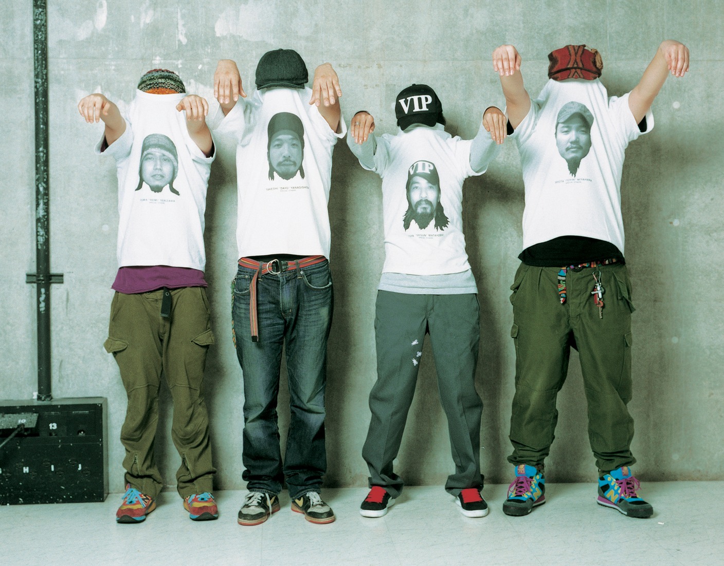 自分の顔を描いたTシャツですっぽりと顔を隠すSPECIAL OTHERSの面々。