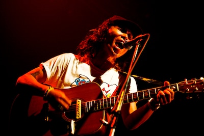 ベネフィット・コンピレーションアルバム「ソングス・フォー・チベット・フロム・ジャパン」の発起人を務めるなど、積極的なチベット支援活動を行っている難波章浩。今回のステージでは観客にどのようなメッセージを届けてくれるのか注目だ。