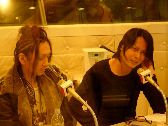 櫻井＆今井はラフなプライベートファッションでスタジオ入り。スタジオ前に集まったファンは2人が登場すると、レアなビジュアルに思わず歓声とも悲鳴ともつかない黄色い声を上げた。