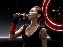 鍛え抜かれた健康的なボディラインで「WILD HEALTH」を表現する安室奈美恵。CMオンエア開始日となる2月11日0:00には「コカ・コーラ・ゼロ」ブランドサイトもオープンする。