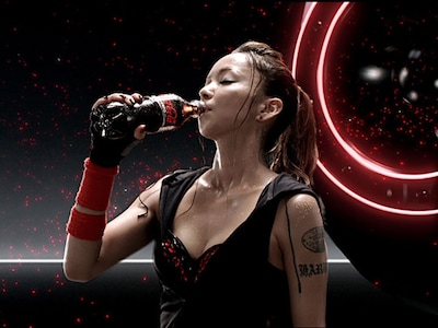 鍛え抜かれた健康的なボディラインで「WILD HEALTH」を表現する安室奈美恵。CMオンエア開始日となる2月11日0:00には「コカ・コーラ・ゼロ」ブランドサイトもオープンする。