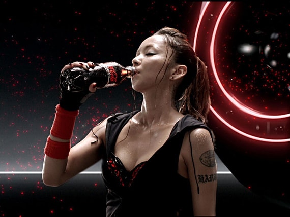 鍛え抜かれた健康的なボディラインで「WILD HEALTH」を表現する安室奈美恵。CMオンエア開始日となる2月11日0:00には「コカ・コーラ・ゼロ」ブランドサイトもオープンする。