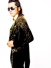 アルバムタイトルのとおり、まるで自身がシャンデリア化したかのようなド派手なファッションでキメる石井竜也。