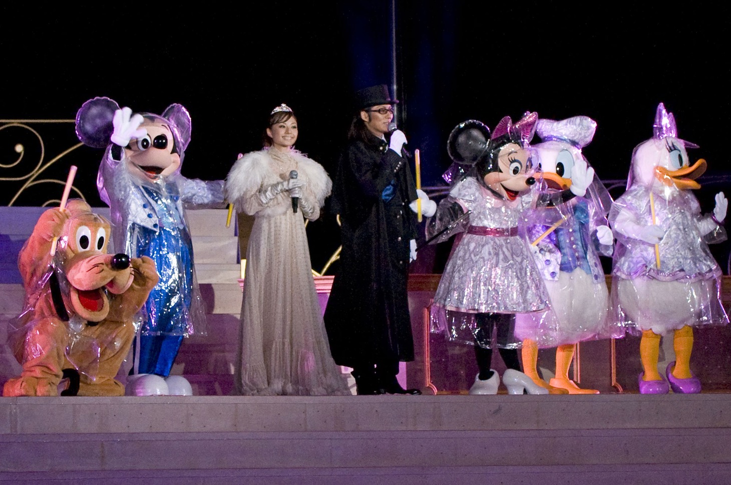 写真は1月30日に東京ディズニーランドで、閉園後にキャストのみ招待されて行われたイベント「サンクスデー」の模様。石井竜也＆高杉さと美はシークレットで登場し、東京ディズニーリゾート25thアニバーサリー・テーマソング「魔法の鍵 ～The Dream Goes On -Winter Mix-」を歌い上げた。
