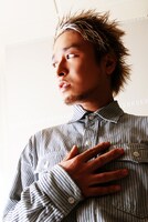 吉本興業のお笑い芸人とイベント「J-POPナイト」を共同プロデュースしているDJ KEN-ICHIRO。カラテカの入江慎也からは「アーイエー、オーイエー、オレ入江！このノンストップはヤバいゼェ！DJ KEN-ICHIROはイカツイゼェ、イエーイ！」というハイテンションな応援コメントが寄せられている。