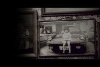 車のボンネットであどけない表情を見せる幼い日のSPHERE。