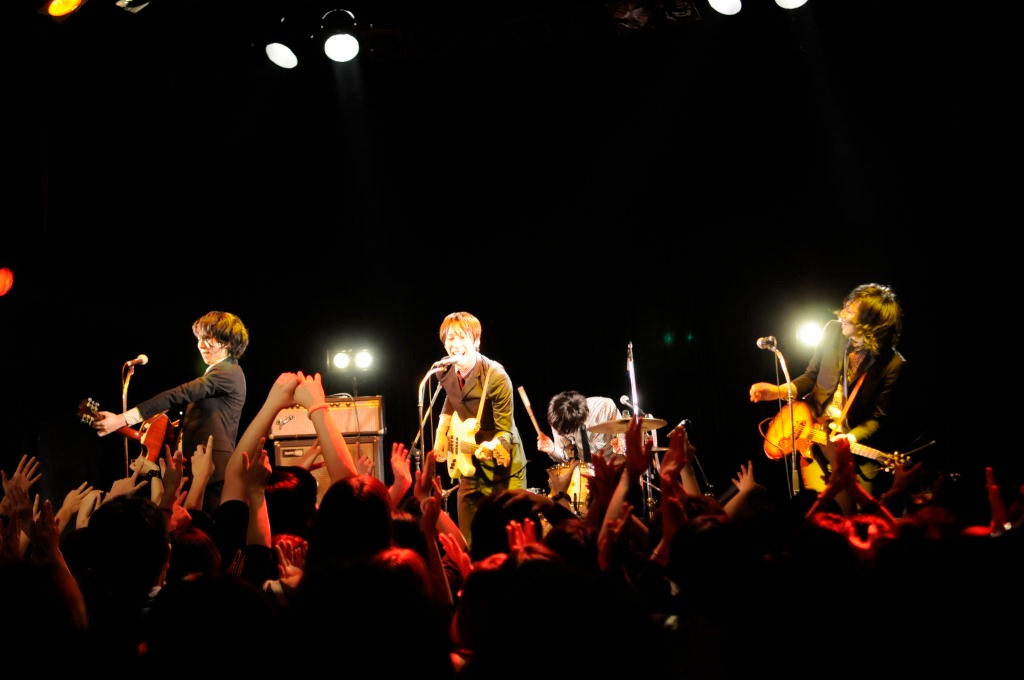 THE BAWDIES