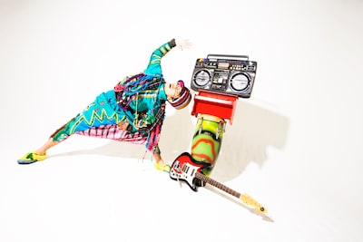 オフィシャルサイトでは3月2日より限定グッズ・荒吐パンダTシャツを発売する。