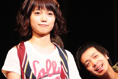 ヒロイン栗田かんな役の宮崎あおい（写真左）と、少年メリケンサックのボーカル・ジミーの青春時代を演じた峯田和伸（右）。