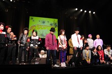 全員集合ショット。自由闊達なJAPAN-狂撃-SPECIALと萎縮しすぎて正座するSAKEROCKのコントラストが味わい深い。