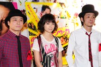 芸能レポーターの味気ない質問に面白おかしく返答するパンクス3人衆。