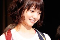 ゆかいなバンドに囲まれて終始ごきげんだった宮崎あおい。