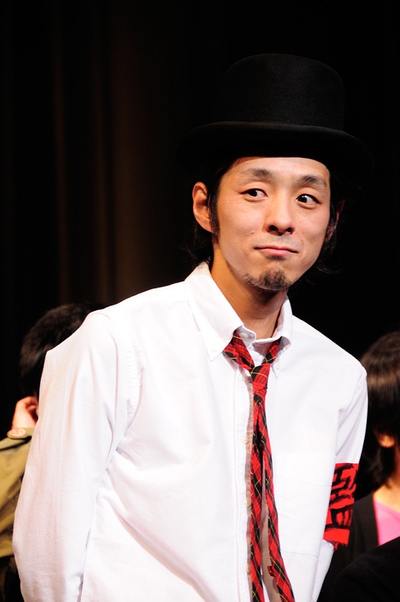 ついに「刑事ドラマ」の世界に足を踏み入れた宮藤官九郎。ドラマでは超恋愛体質の独身刑事うぬぼれを中心に、うぬぼれパティシエ、うぬぼれカメラマン、うぬぼれ心理学者、うぬぼれ刑事の父の5人からなる「うぬぼれ5」の姿が描かれる（写真は映画「少年メリケンサック」記者会見時の様子）。