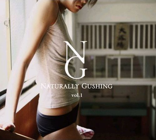 Naturally Gushingは温泉マニアとして知られるサワサキヨシヒロ！による、温泉アンビエントをテーマにしたユニット。昨年9月にアルバム「Naturally Gushing vol.1」（写真）を発表した。