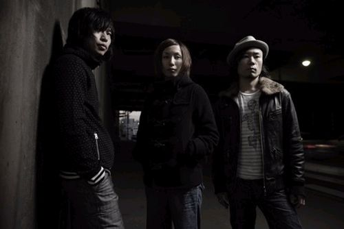 アルバムに先駆けて、現在新曲「銀河列車」の着うたを配信中。