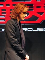 大きな拍手に迎えられてYOSHIKI登場。