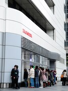 会場に入れなかった多くのファンが、外から会見の模様を見守った。