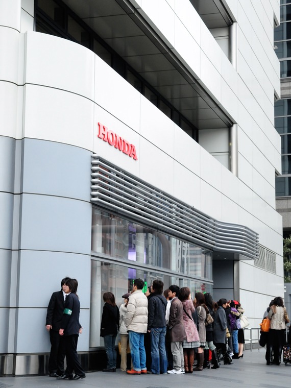 会場に入れなかった多くのファンが、外から会見の模様を見守った。