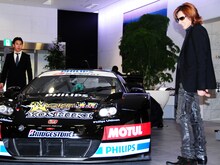 実際のレースを走る車体を感慨深げに見つめるYOSHIKI。