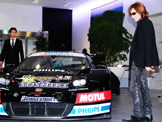 実際のレースを走る車体を感慨深げに見つめるYOSHIKI。