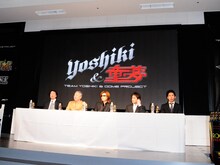 写真左から中村監督、林社長、YOSHIKI、道上ドライバー、小暮ドライバー。