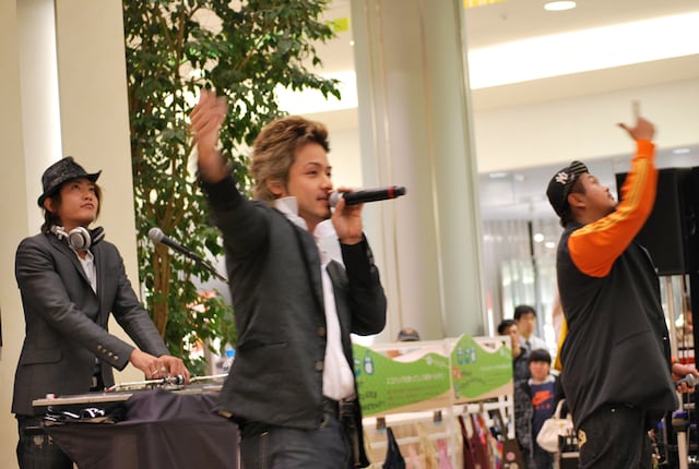 観客がステージを囲む中、熱い歌声を聴かせたCLIFF EDGEの3人。この日のライブ映像はYouTubeで配信中。