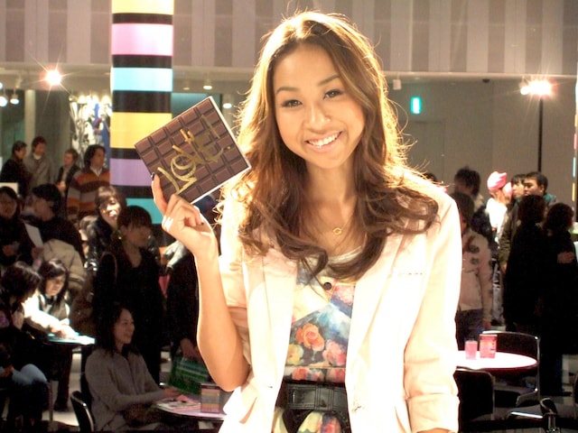 バレンタイン直前、恋人たちでにぎわうオシャレスポットに突如現れたテルマ。恋する気分を盛り上げる2曲を生で披露した。