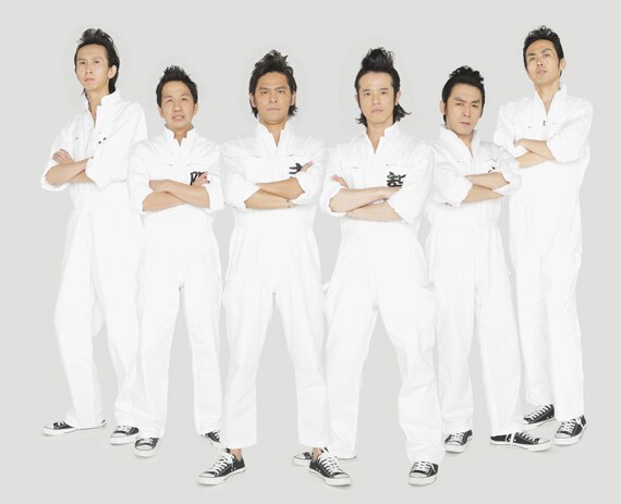 エアバンドは山根良顕(B/アンガールズ)、波田陽区(Dr)、岡田圭右(Vo/ますだおかだ)、庄司智春(Vo/品川庄司)、金剛地武志(yes, mama ok?)、田中卓志(Key/アンガールズ)の6人組。