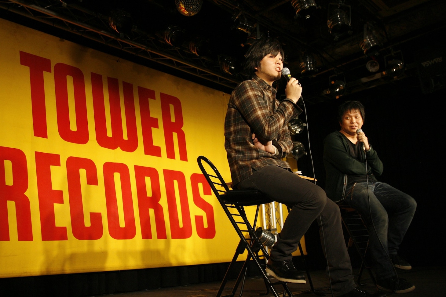 左が秦基博、右が「音楽と人」編集長・金光裕史。「音楽と人」では、秦が毎回さまざまなことにチャレンジする連載「秦基博のチャレンジ学習帳」を掲載中。