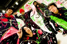 髭（HiGE）は4月22日に初の映像作品集「D.V.D.H.i.G.E.」をリリース。DVDには新旧のビデオクリップのほか、2月13日に行われた「CLUB JASON」のライブ映像などが収録される。