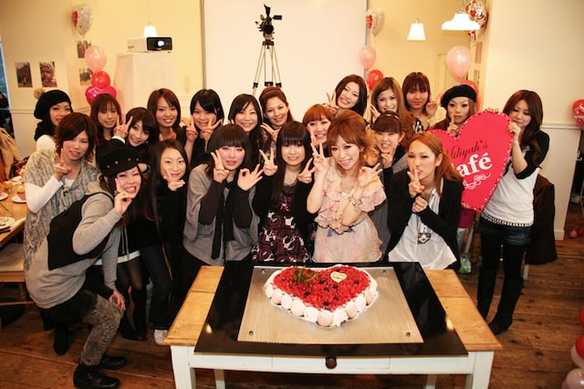 女性ファンが多数参加し、華やかな空気に包まれたイベント会場。