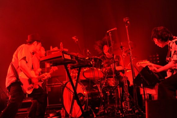 写真は年末の「MATSURI SESSION」会場となる赤坂BLITZで今年2月に行われた「少年メリケンサック 公開直前 栗田かんなのバレンタインナイト」出演時のひとコマ（(C)Toshikazu Oguruma）。