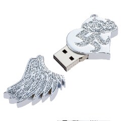 USBメモリ仕様は数量限定生産。コレクターズアイテムとしてぜひ手に入れておきたい。