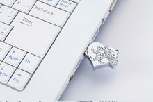 パソコンに挿せば、どこでもayuの最新作を楽しめる。