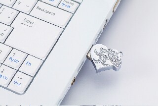 パソコンに挿せば、どこでもayuの最新作を楽しめる。