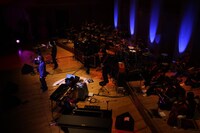 オーケストラをバックにひょうひょうと歌うイアン・ブラウン（photo by AKIRA MAEDA）。